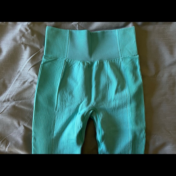 GYMSHARK ULTRA SEAMLESS LEGGINGS SIZE MEDIUM - Picture 4 of 5